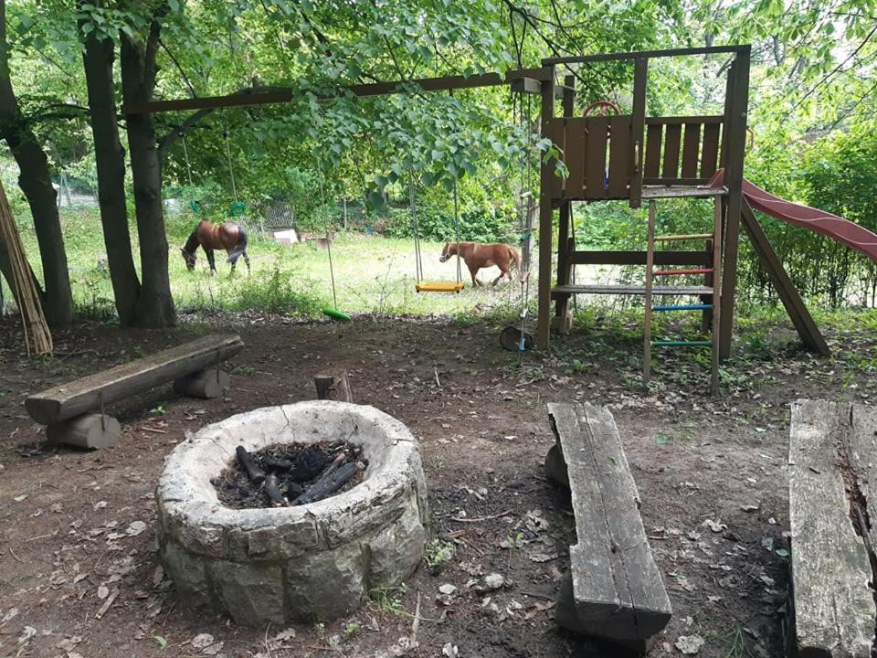 Jurta Az Erdo Mellett Dezsaval-Keresz-Tanya Hotel Pilisszentkereszt Luaran gambar